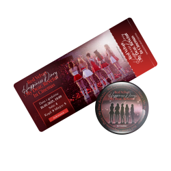 Holograficzna przypinka Red Velvet Happiness Diary: My Dear, ReVe1uv (wersja 1) + BILET GRATIS!