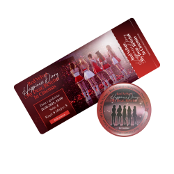 Holograficzna przypinka Red Velvet Happiness Diary: My Dear, ReVe1uv (wersja 2) + BILET GRATIS!